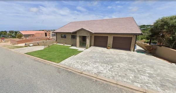 Front view of De Brakke Guesthouse